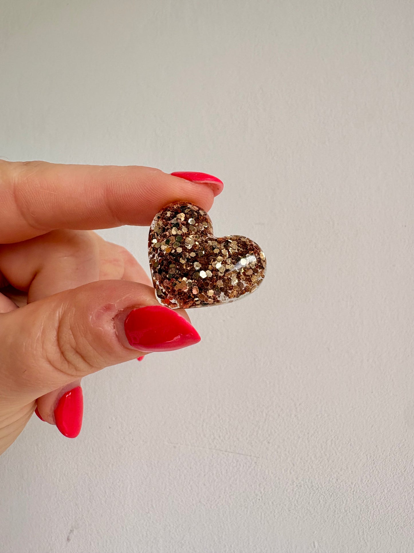 Pins coeur à paillettes en résine fait main