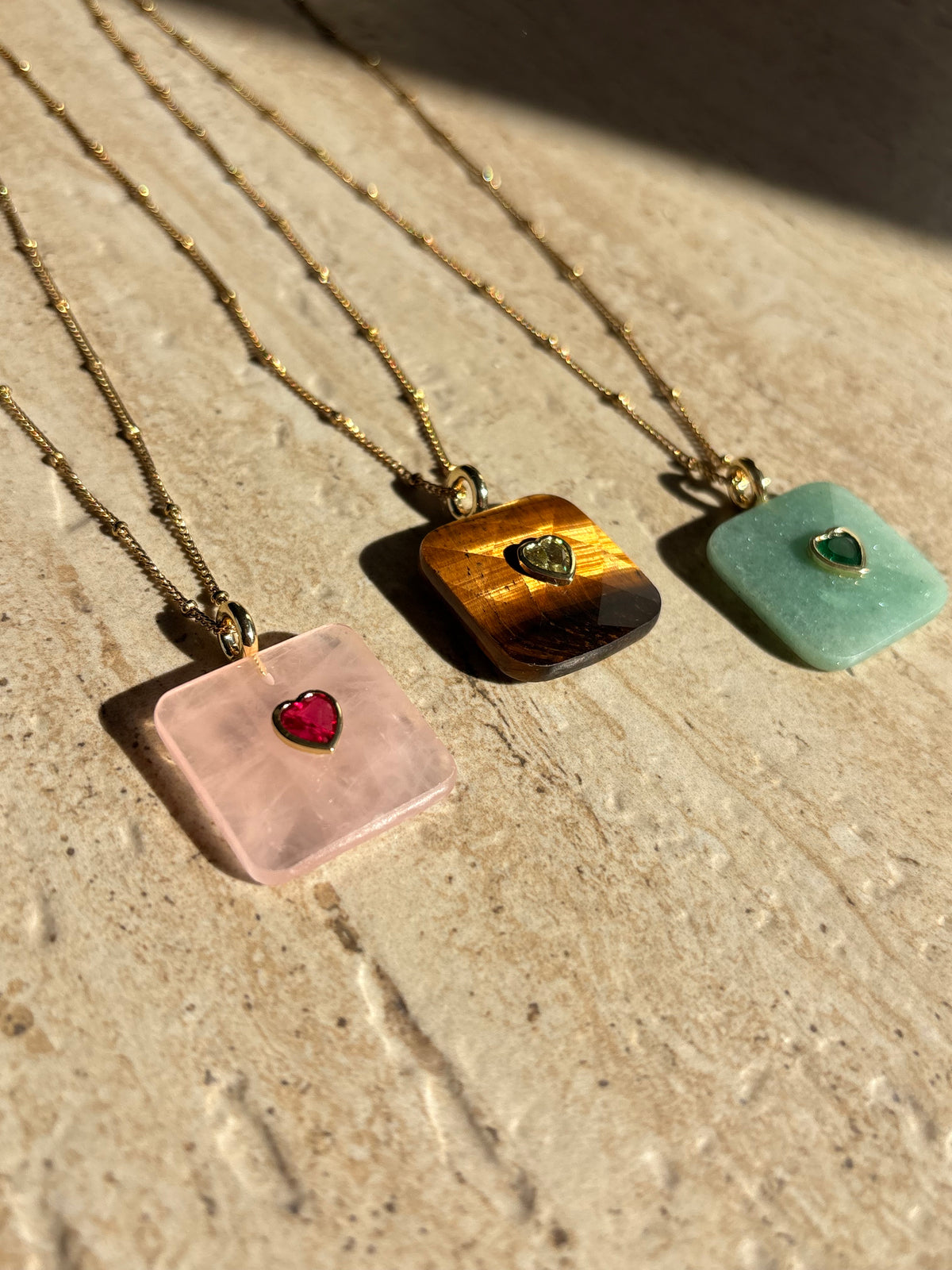 Collier SANDRA pendentif en pierres naturelles et chaîne boule en acier inoxydable