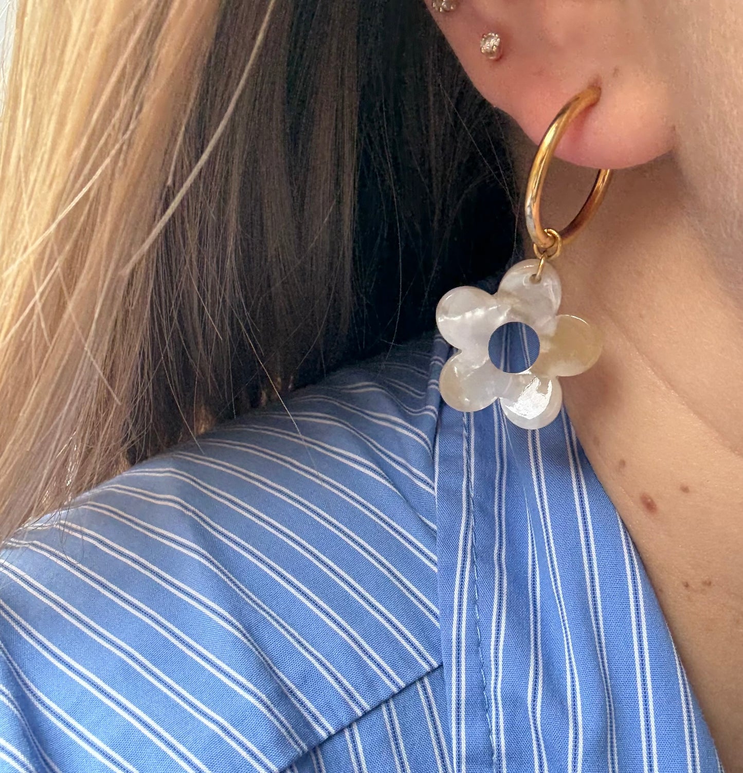Boucles d’oreilles créoles et fleur crème
