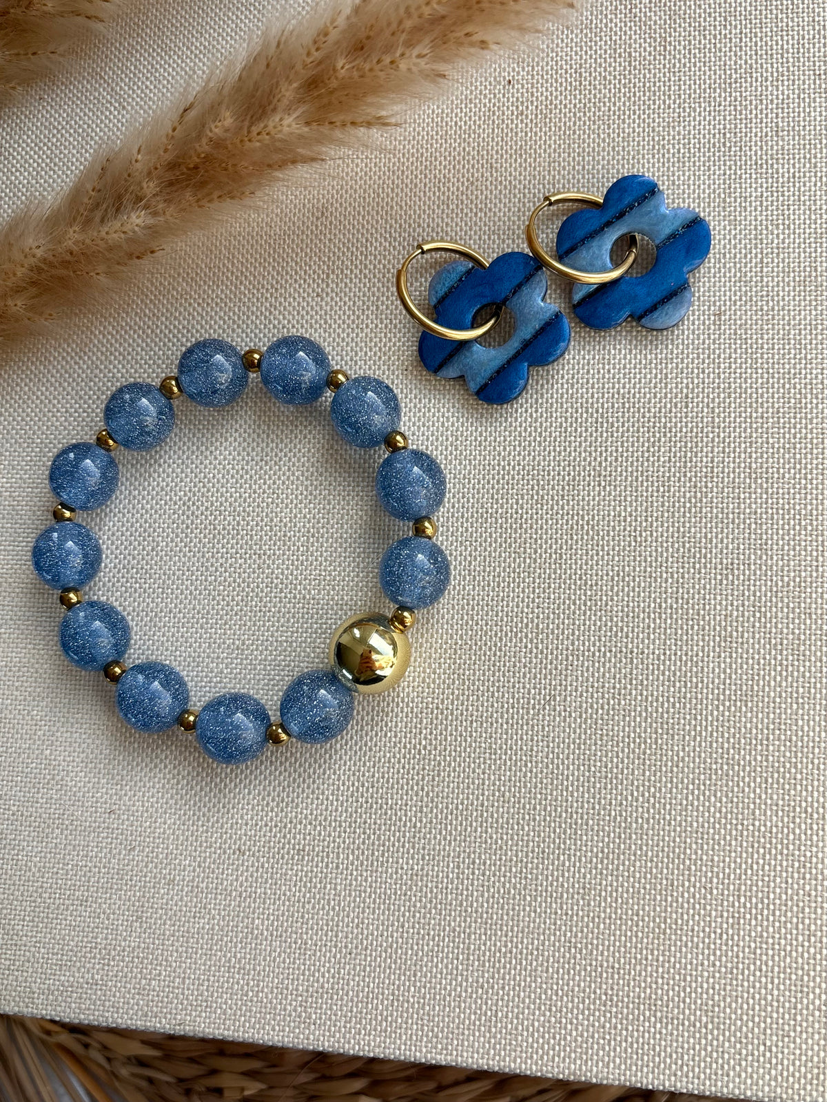 Bracelet ELIA perles en résine bleu et doré