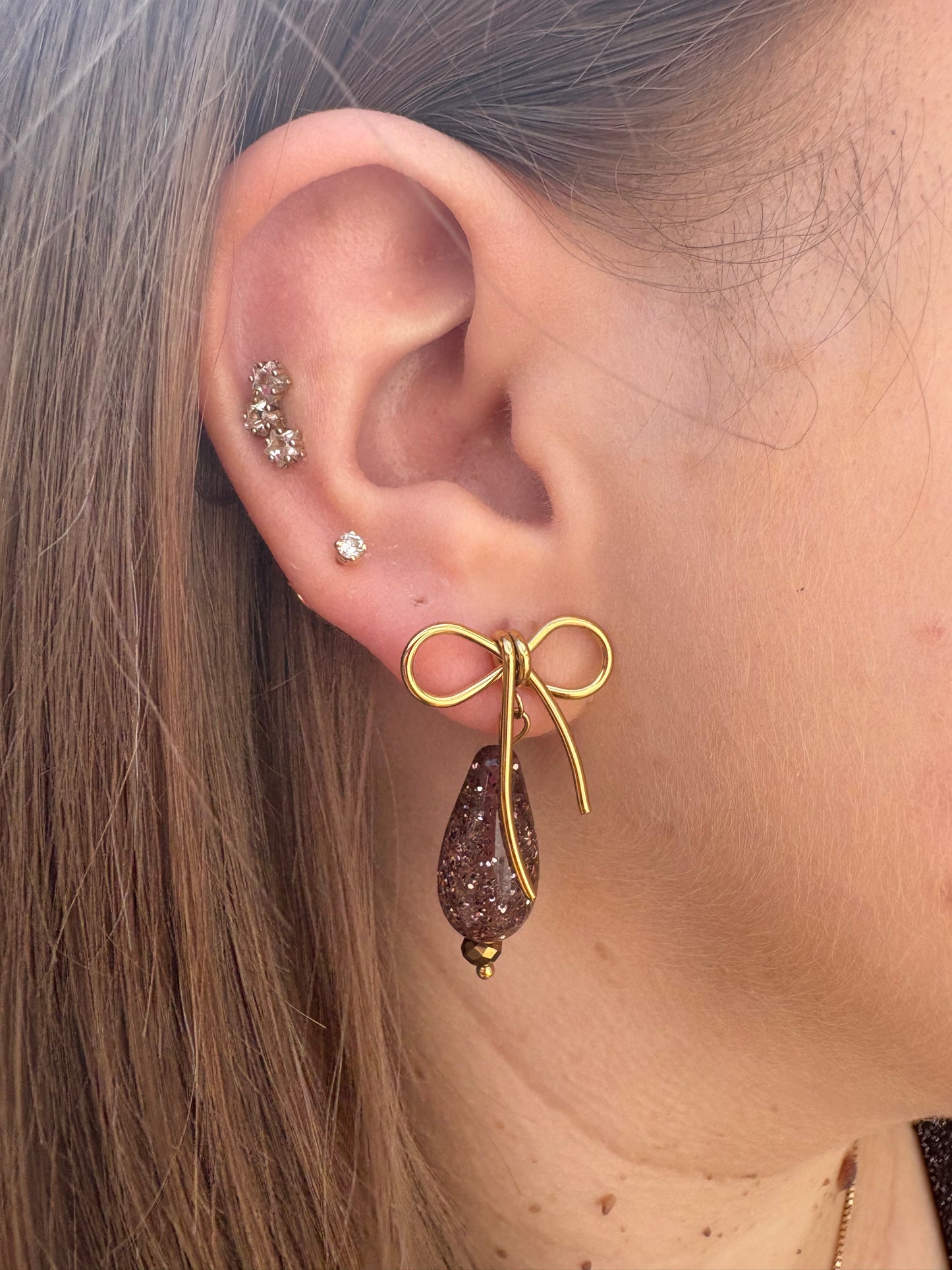 Boucles d’oreilles noeud gouttes marrons pailletées