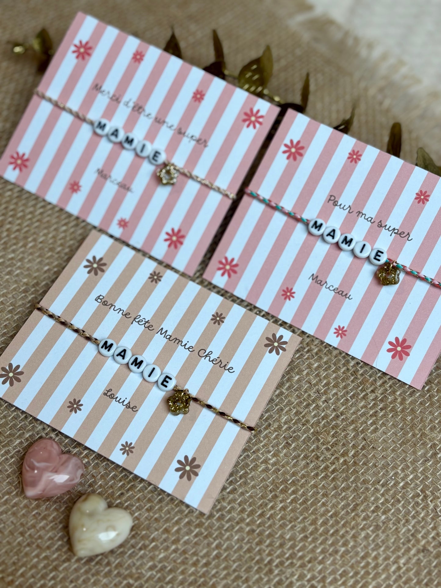 Bracelet et carte personnalisés pour la fête des Mamies