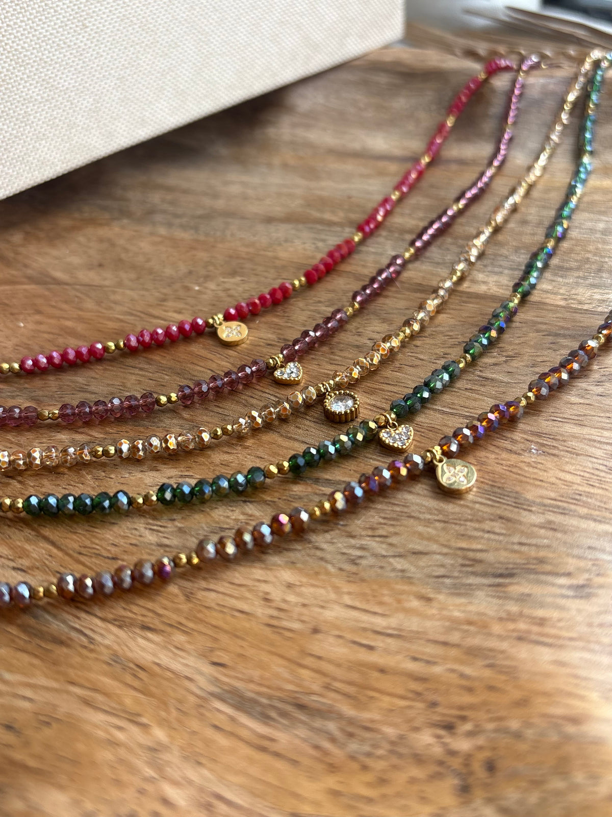Collier ELSA avec ses perles à facettes colorées, hématite et pendentif