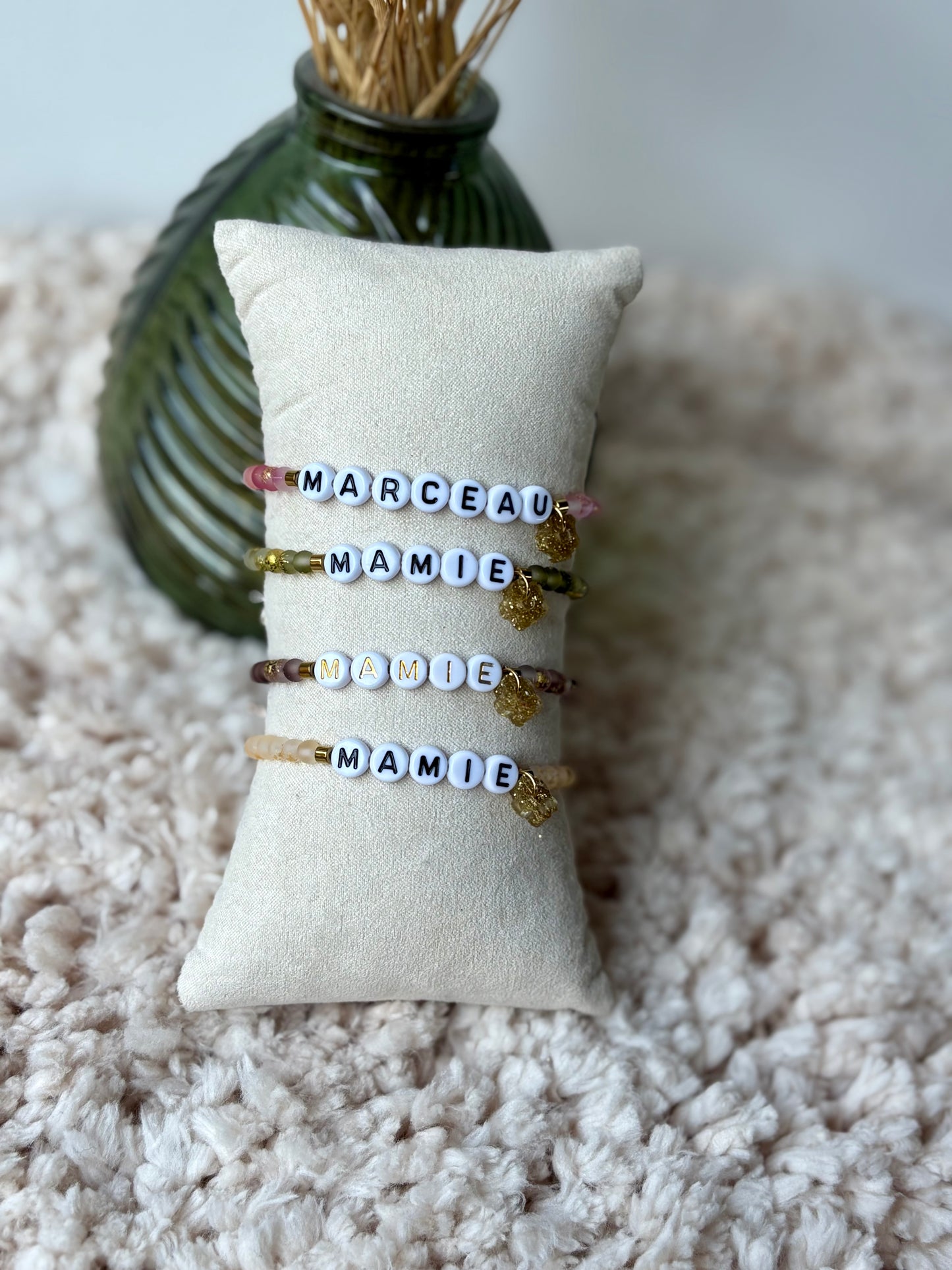 Bracelet personnalisé et sa fleur pailletée en résine