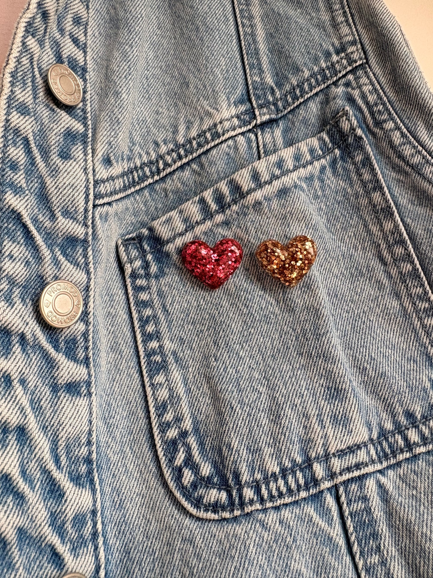 Pins coeur à paillettes en résine fait main