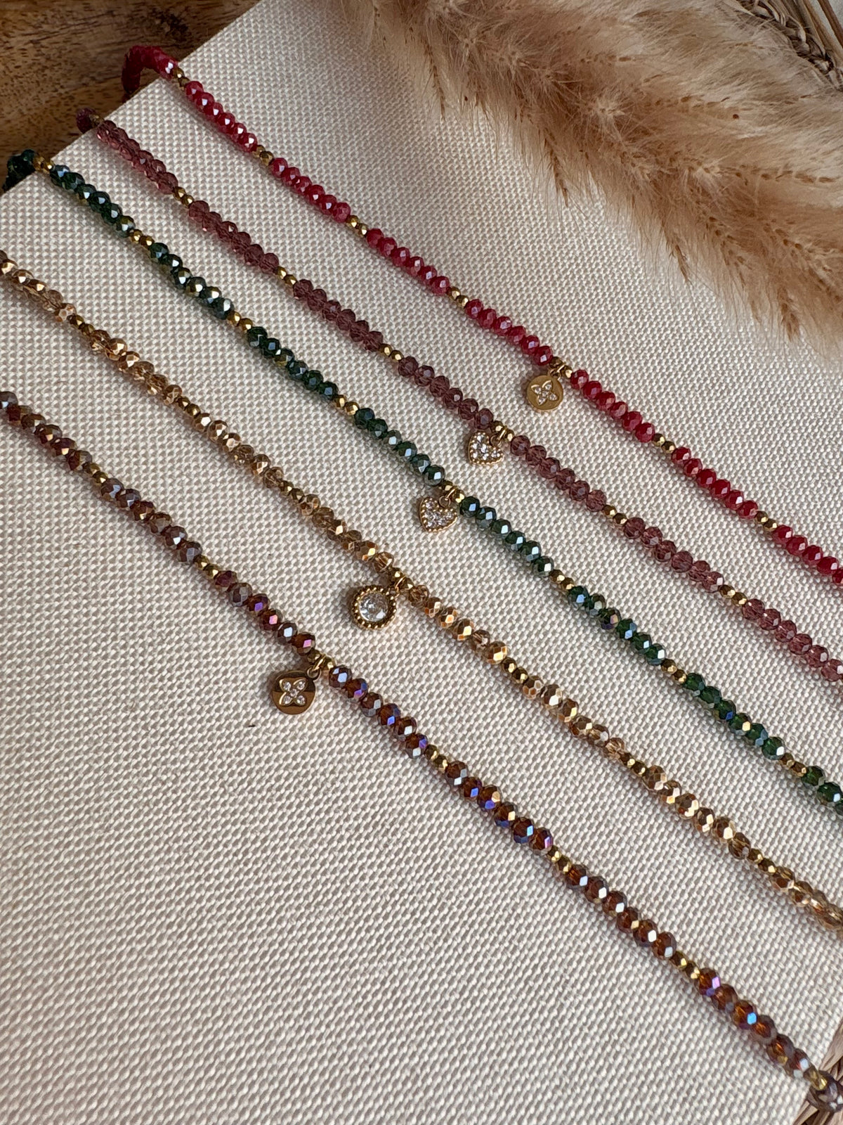 Collier ELSA avec ses perles à facettes colorées, hématite et pendentif