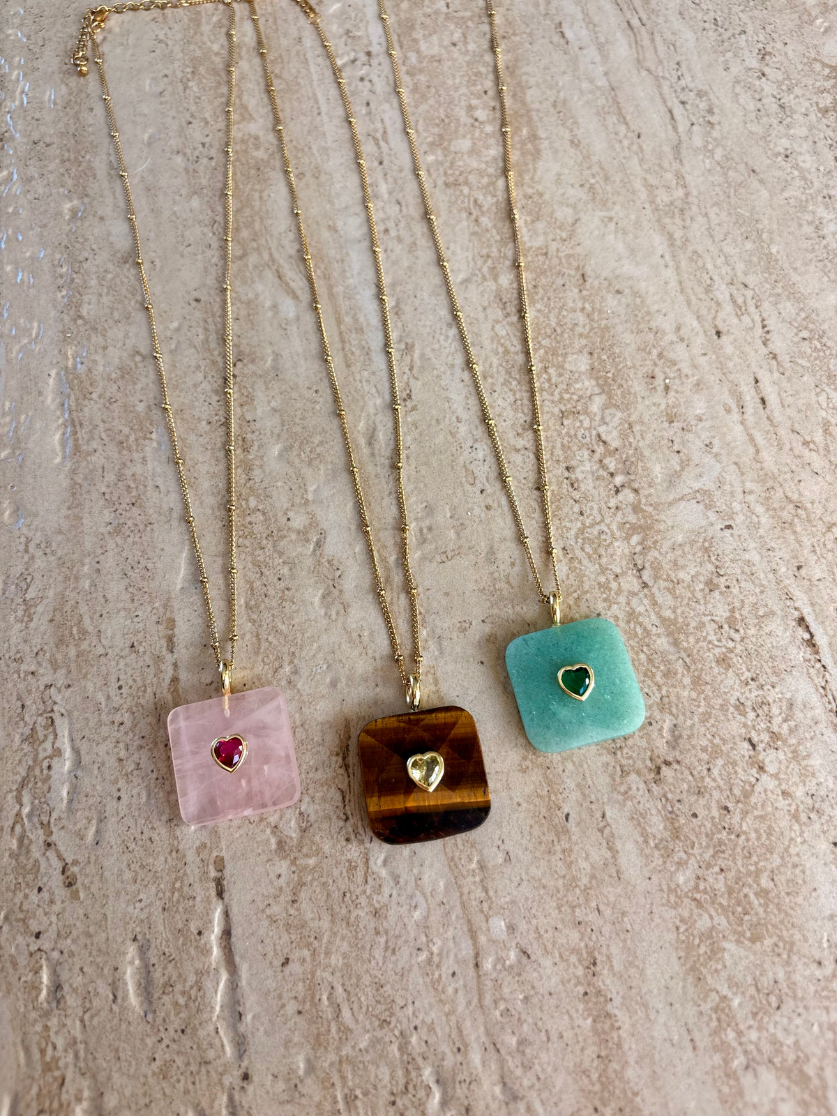 Collier SANDRA pendentif en pierres naturelles et chaîne boule en acier inoxydable
