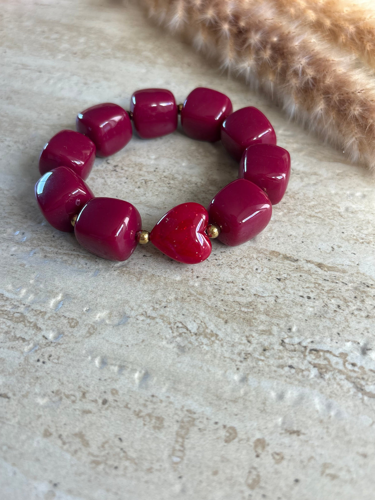 Bracelet PAOLA perles en résine et coeur bordeaux