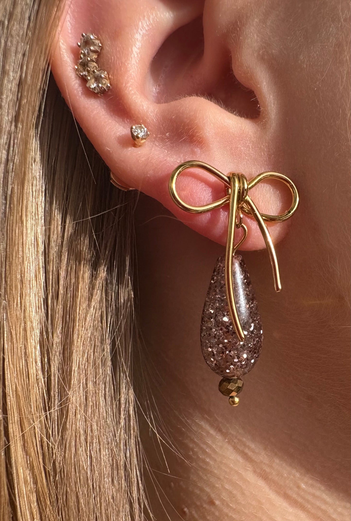 Boucles d’oreilles noeud gouttes marrons pailletées