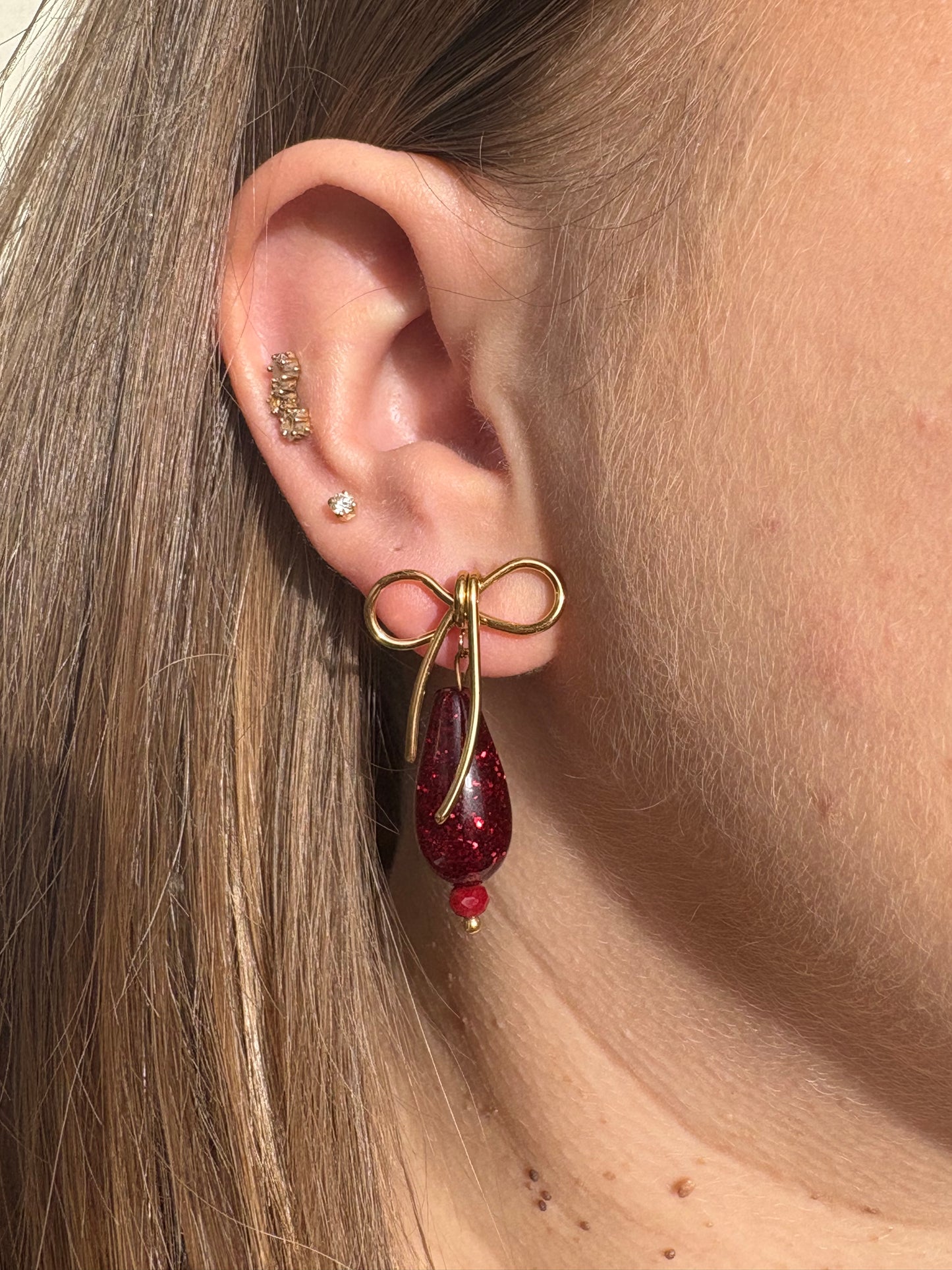Boucles d’oreilles noeud gouttes bordeaux pailletées