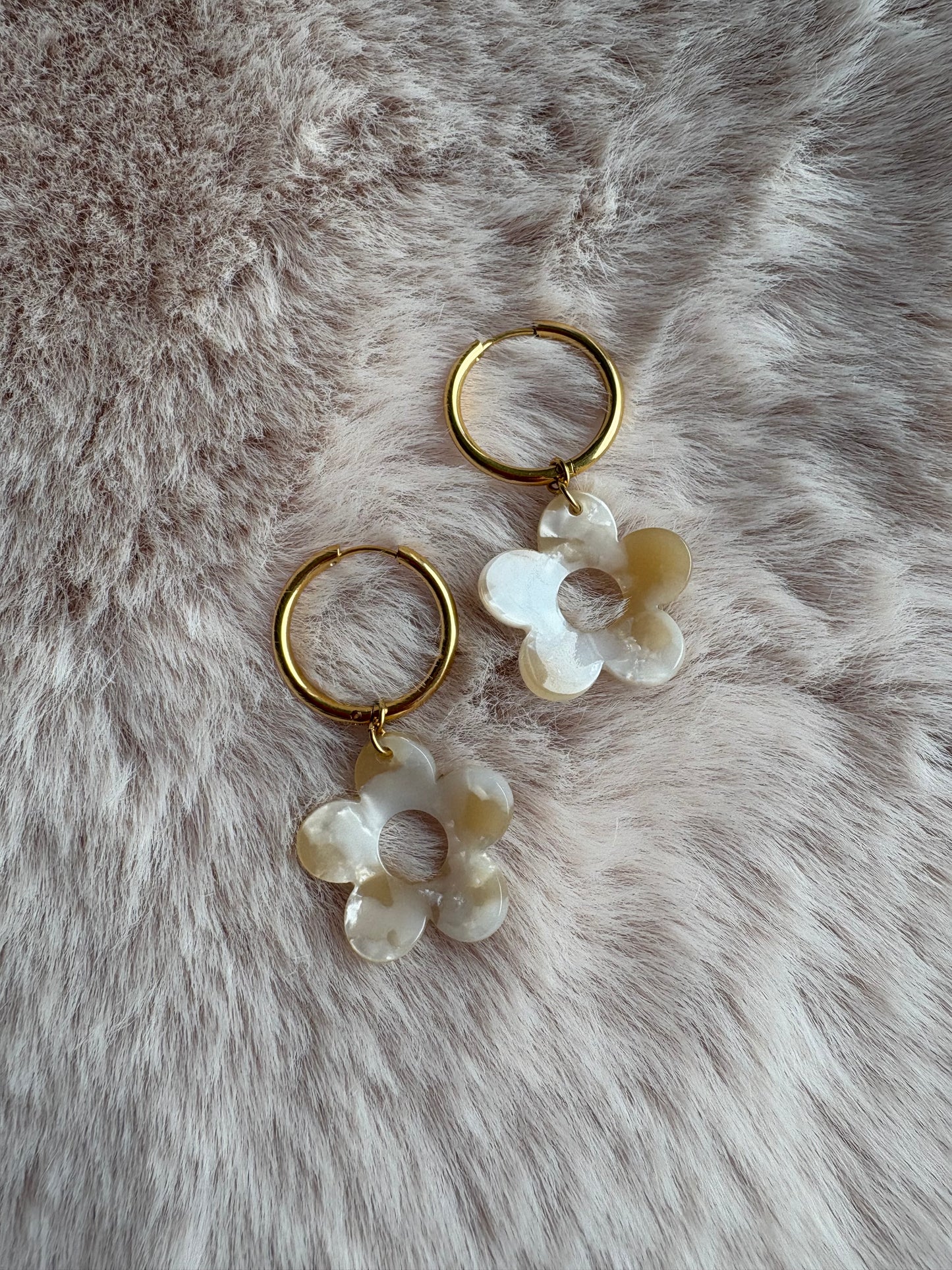 Boucles d’oreilles créoles et fleur crème