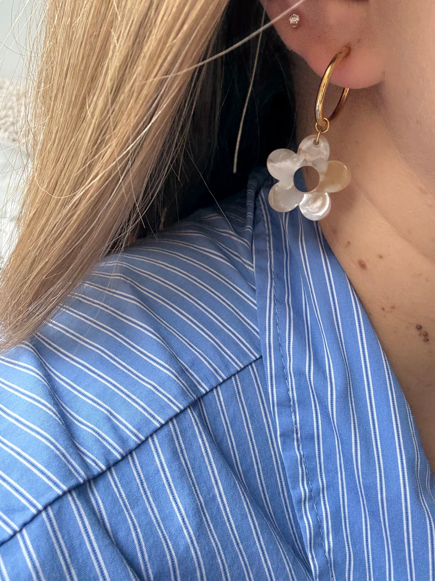 Boucles d’oreilles créoles et fleur crème