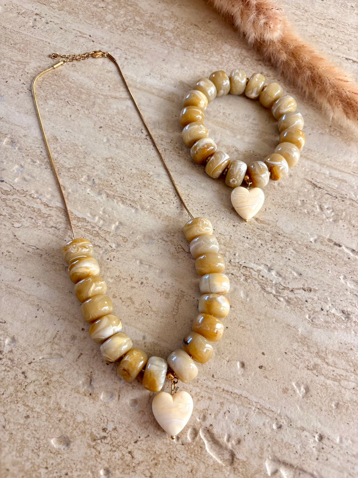Collier EVA beige, coeur en résine, sur chaîne en acier inoxydable