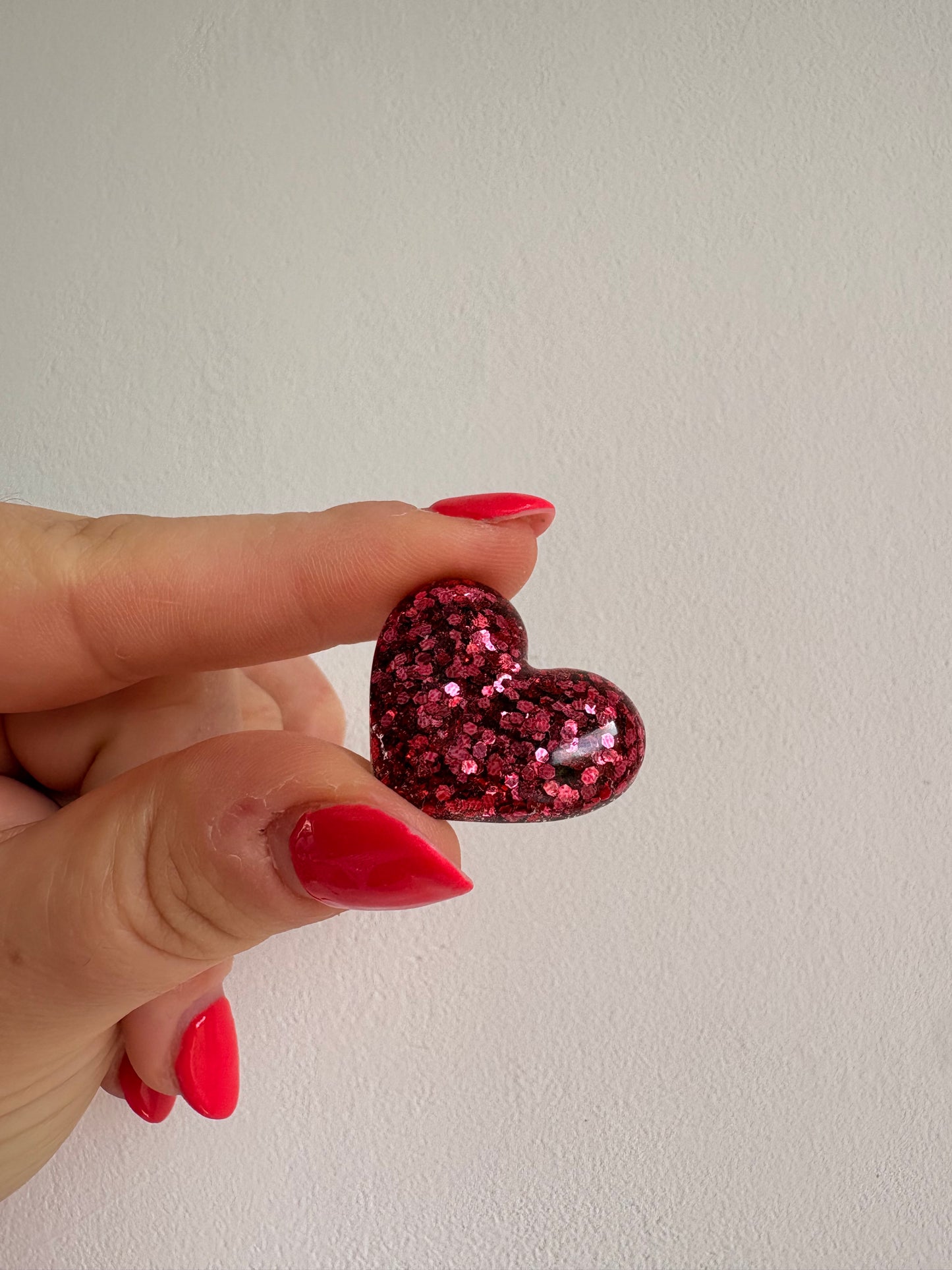 Pins coeur à paillettes en résine fait main