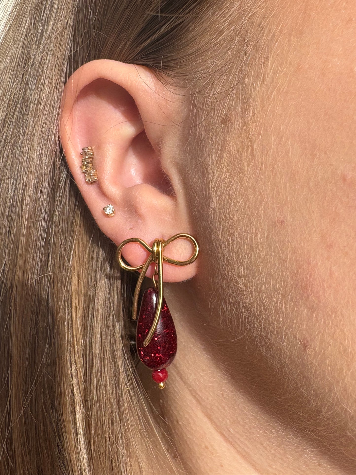 Boucles d’oreilles noeud gouttes bordeaux pailletées