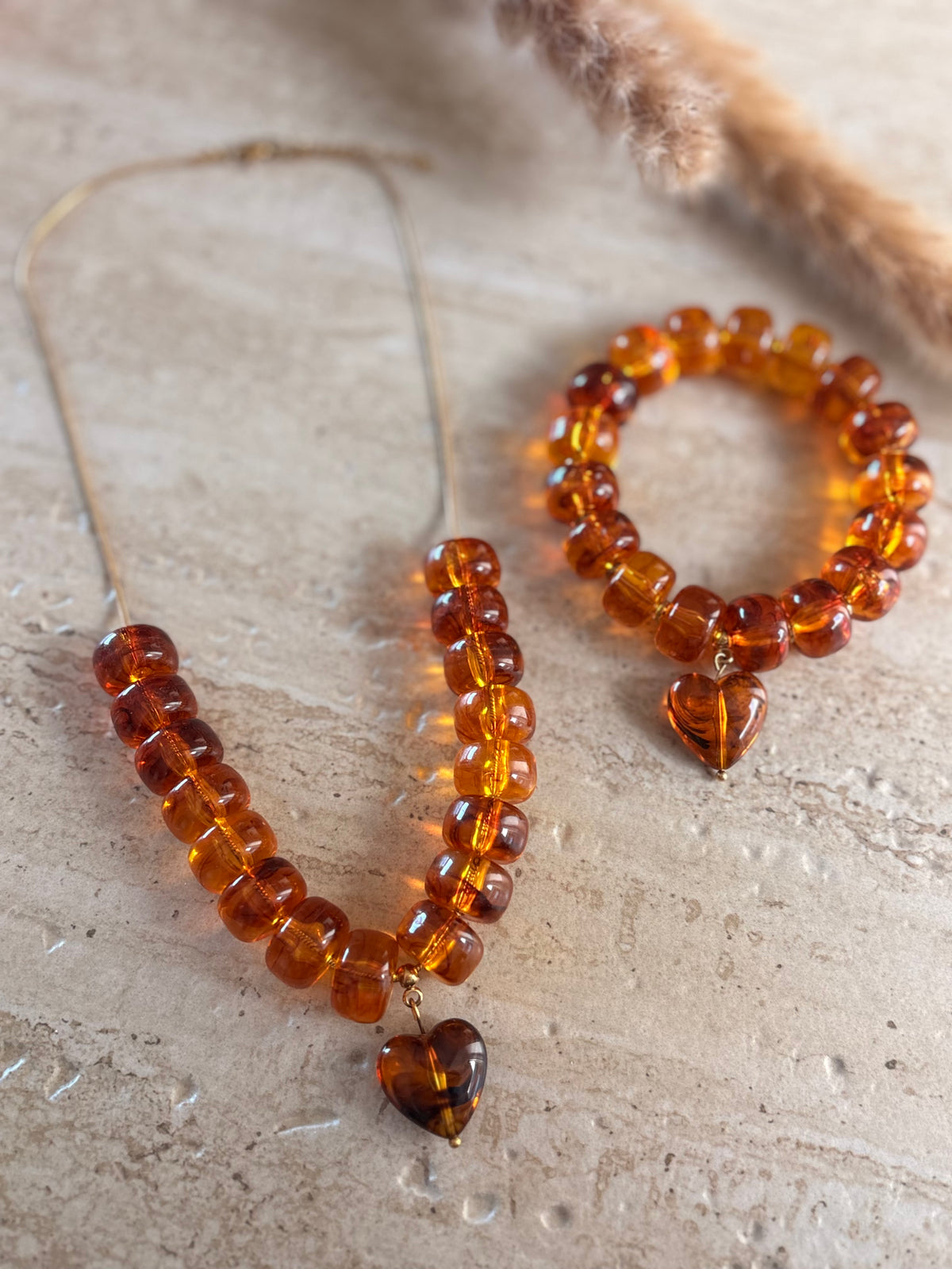 Collier EVA marron, coeur en résine, sur chaîne en acier inoxydable