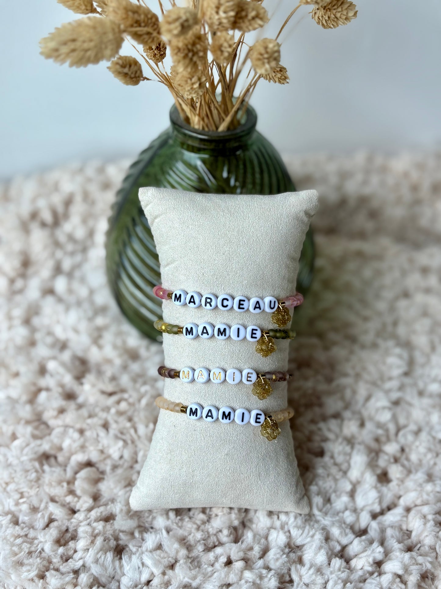 Bracelet personnalisé et sa fleur pailletée en résine