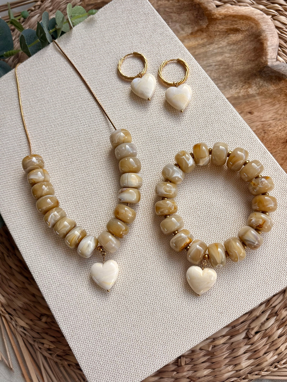 Collier EVA beige, coeur en résine, sur chaîne en acier inoxydable