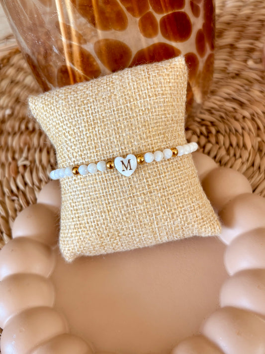 Bracelet initiale acier inoxydable et perles en coquillage