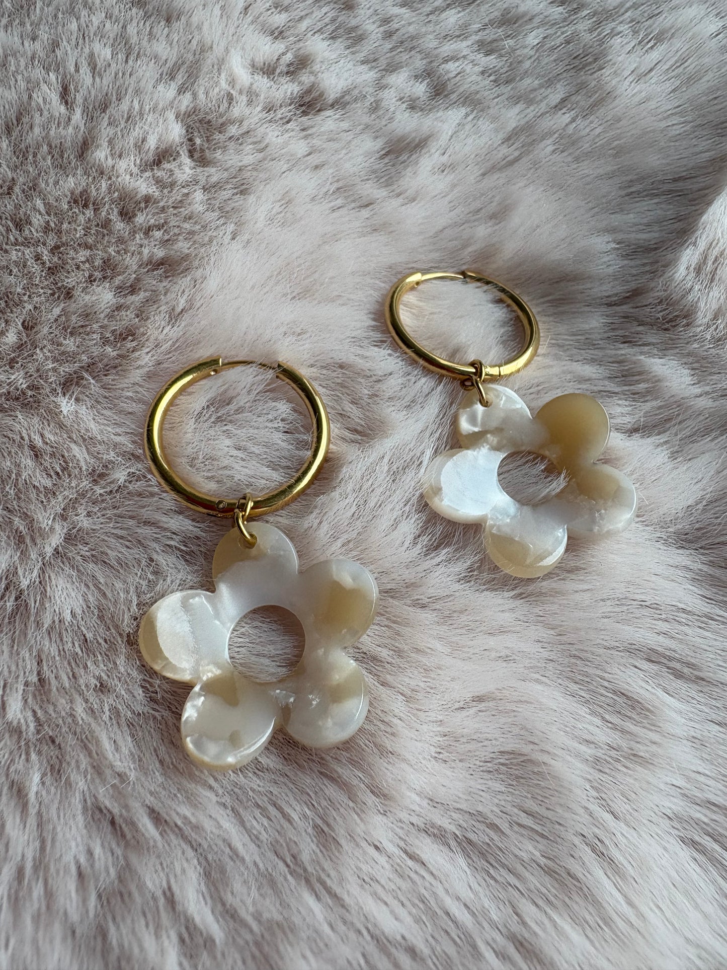 Boucles d’oreilles créoles et fleur crème