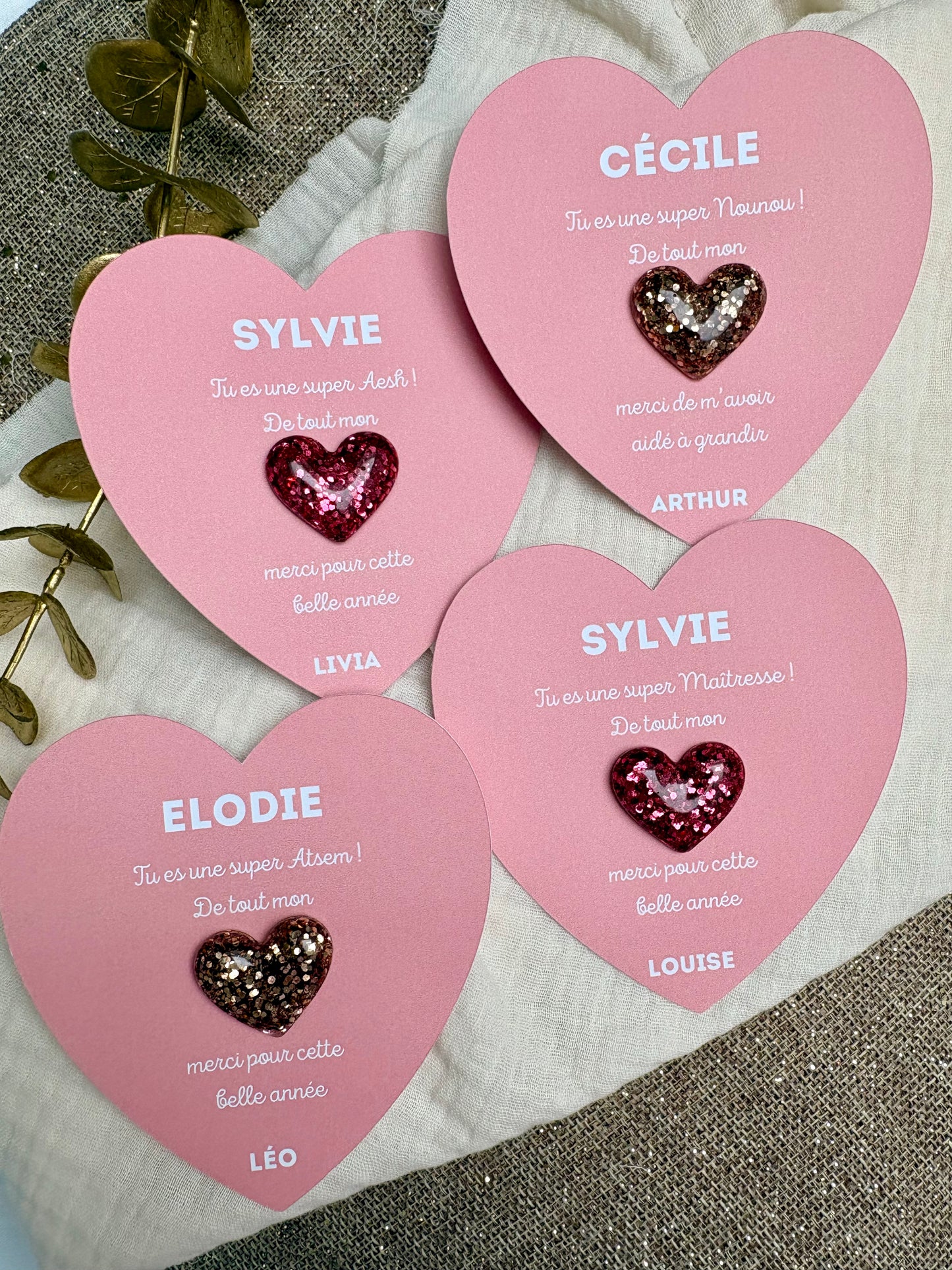 Pins cœur & carte personnalisable cadeau fin d’année scolaire (nounou, atsem, maîtresse…)