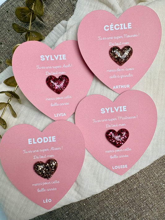 Pins cœur & carte personnalisable cadeau fin d’année scolaire (nounou, atsem, maîtresse…)