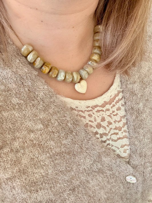 Collier EVA beige, coeur en résine, sur chaîne en acier inoxydable