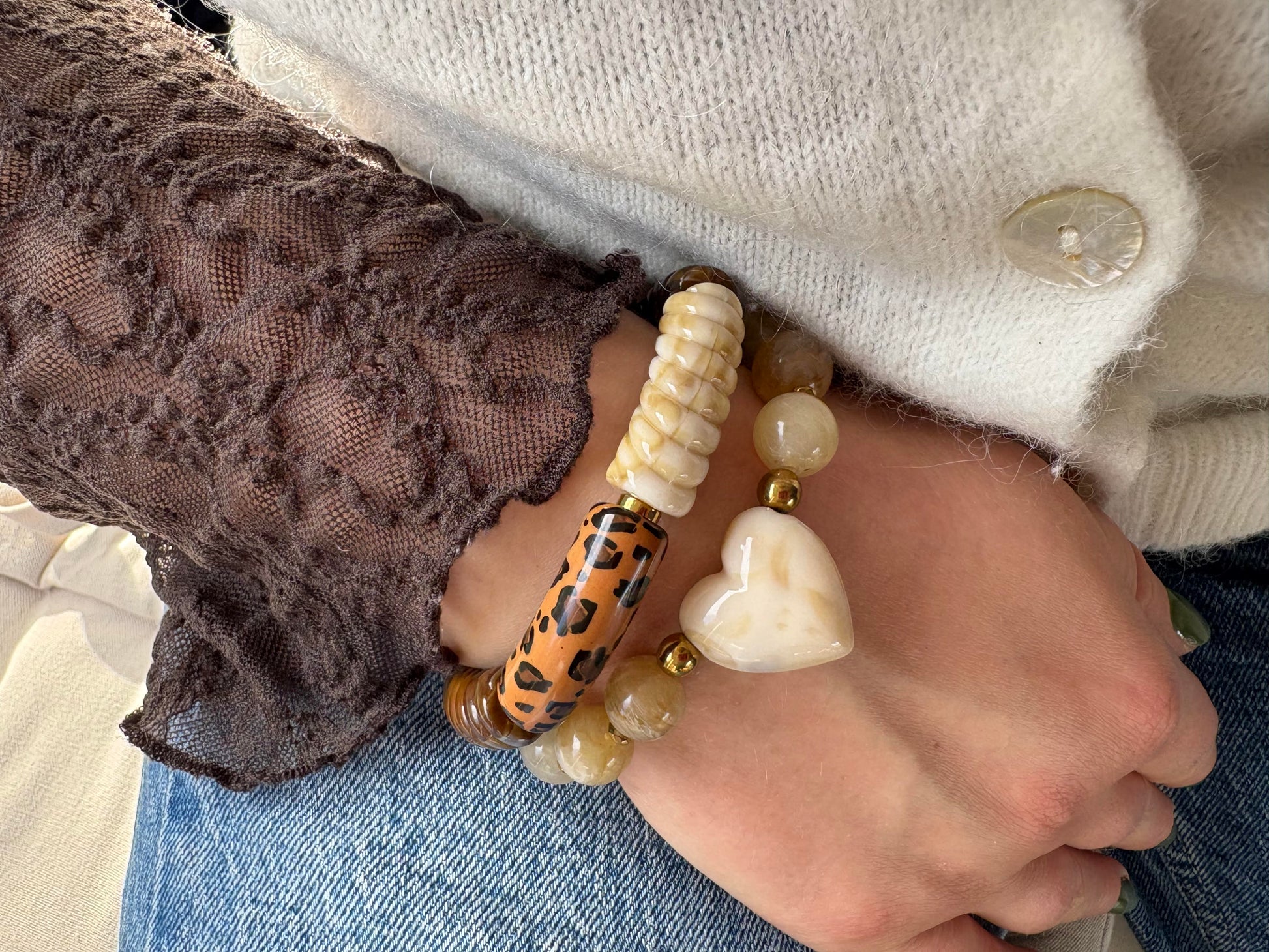 bracelet en perles beige avec coeur - bijoux femme fait main