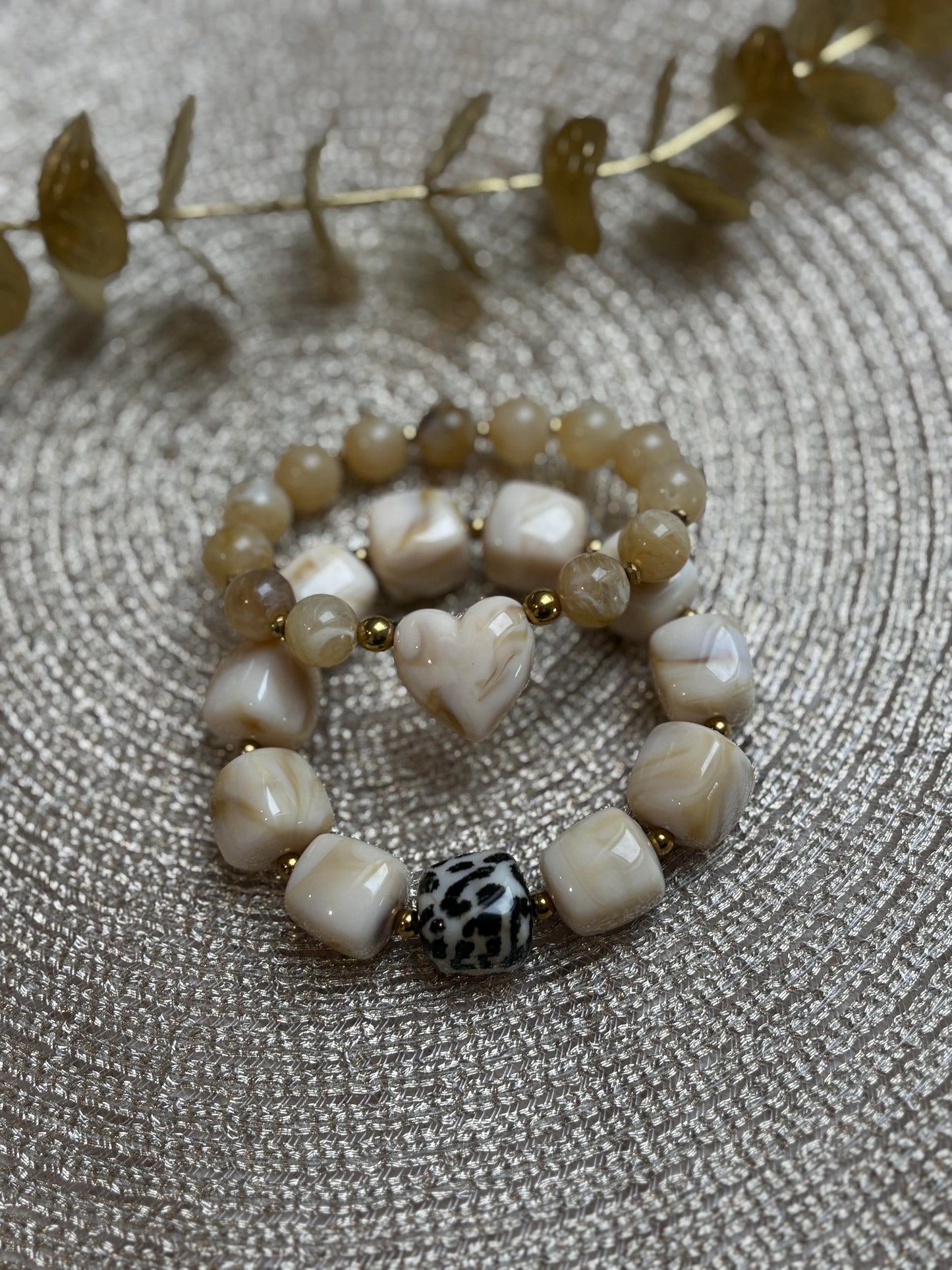 bracelet en perles beige avec coeur - bijoux femme fait main