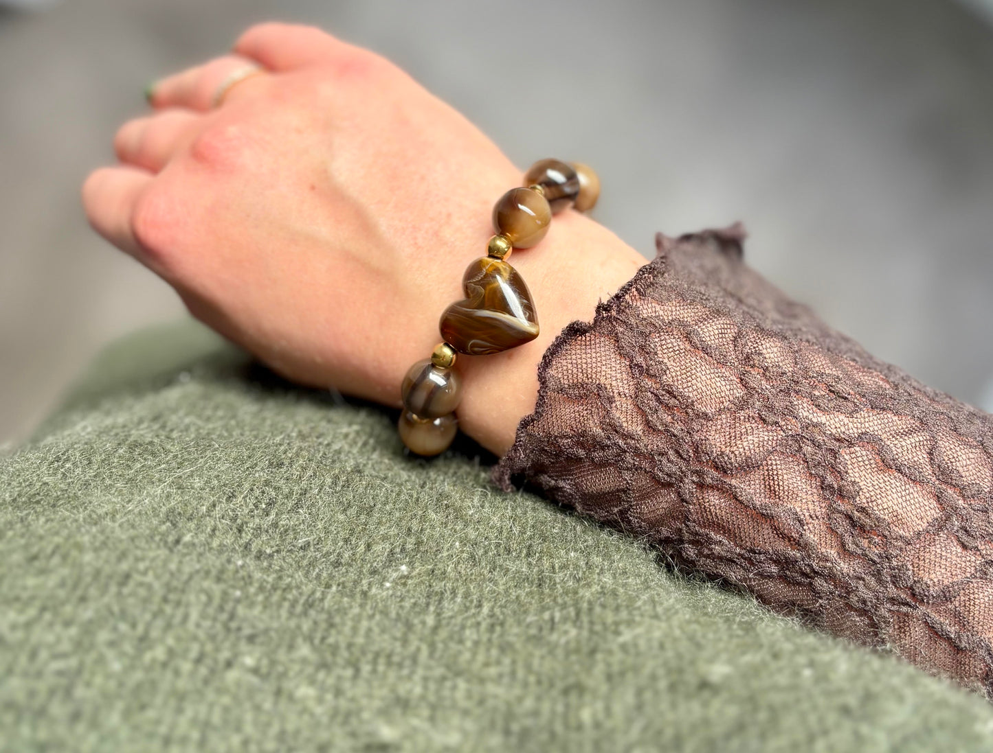 bracelet en perles acryliques marron avec coeur - bijoux femme fait main