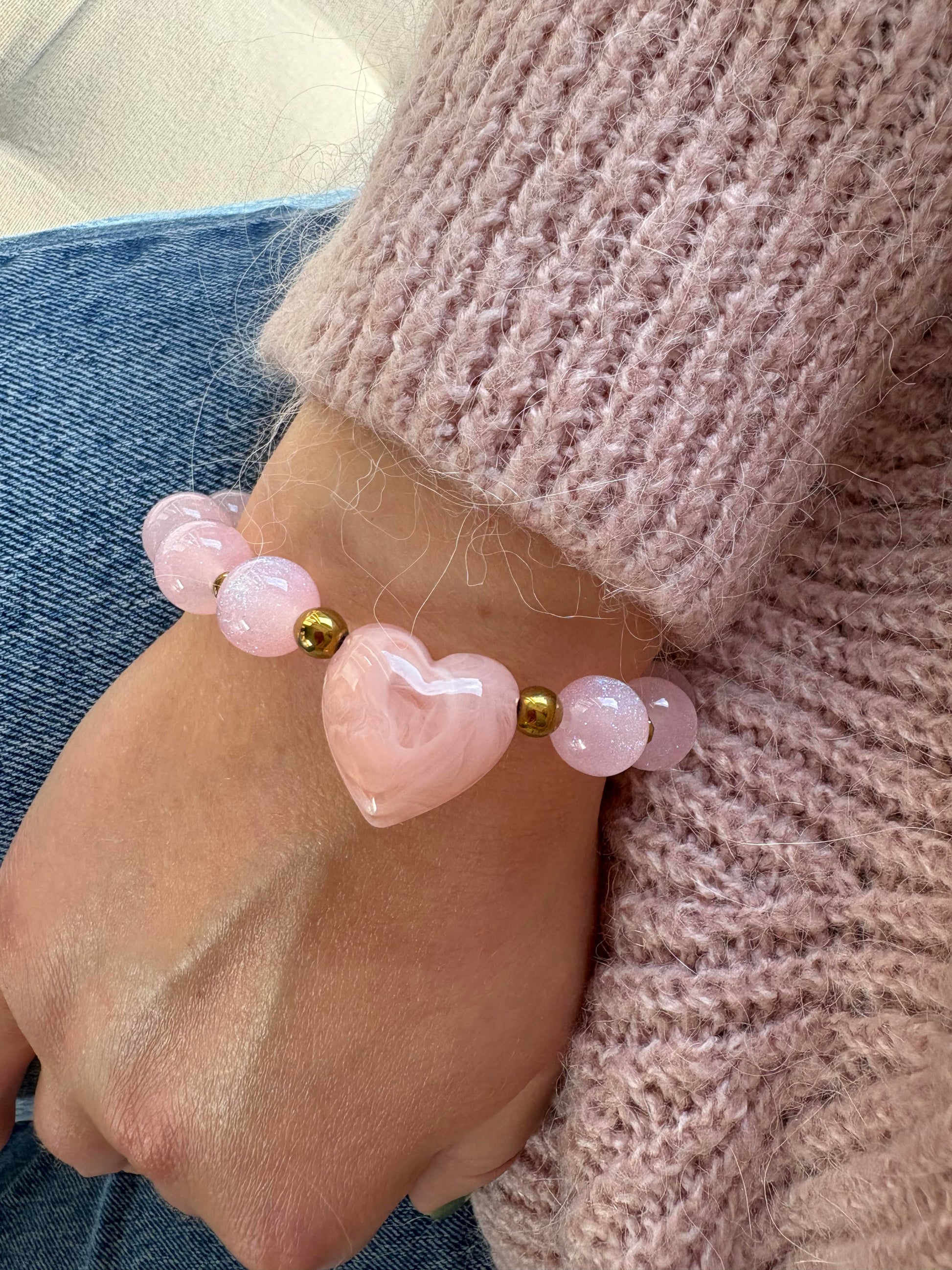 bracelet en perles acryliques avec coeur - bijoux femme fait main - cadeau femme saint valentin