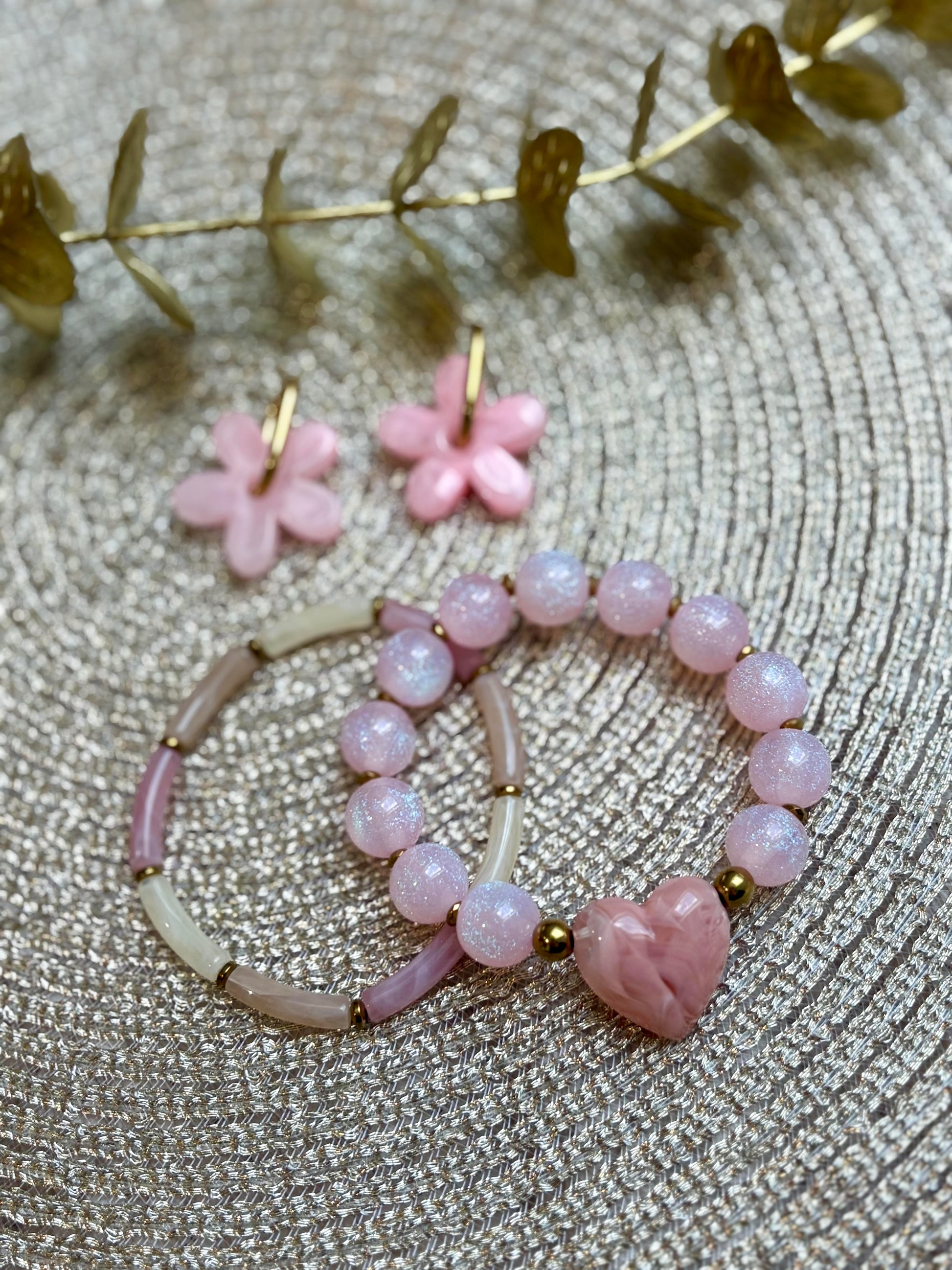 bracelet en perles acryliques avec coeur - bijoux femme fait main - cadeau femme saint valentin