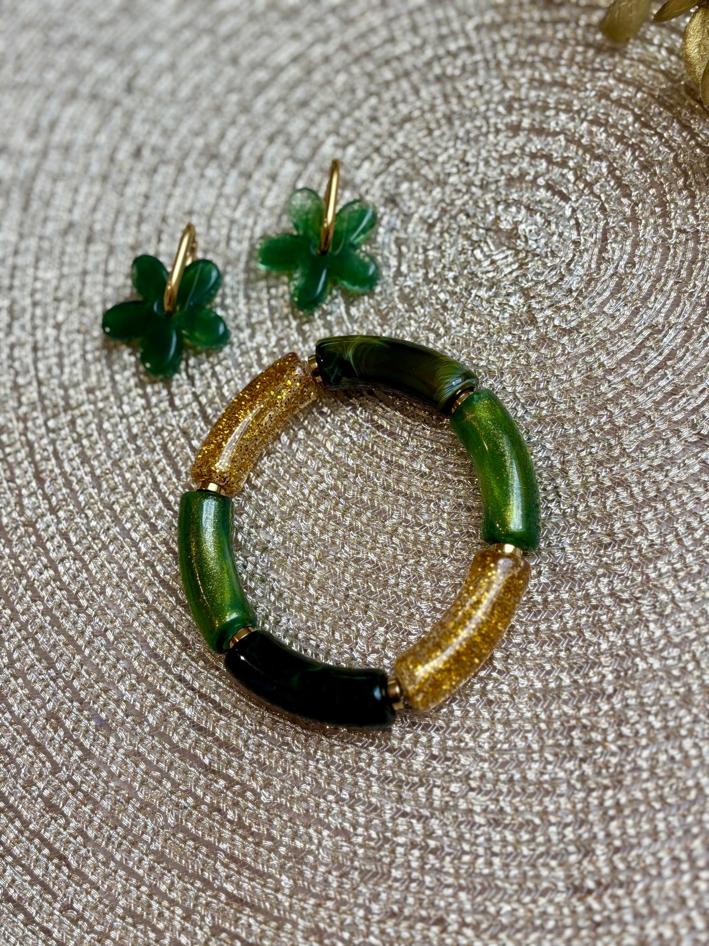 bracelet tube elastique vert à paillettes et doré - bijoux femme fait main