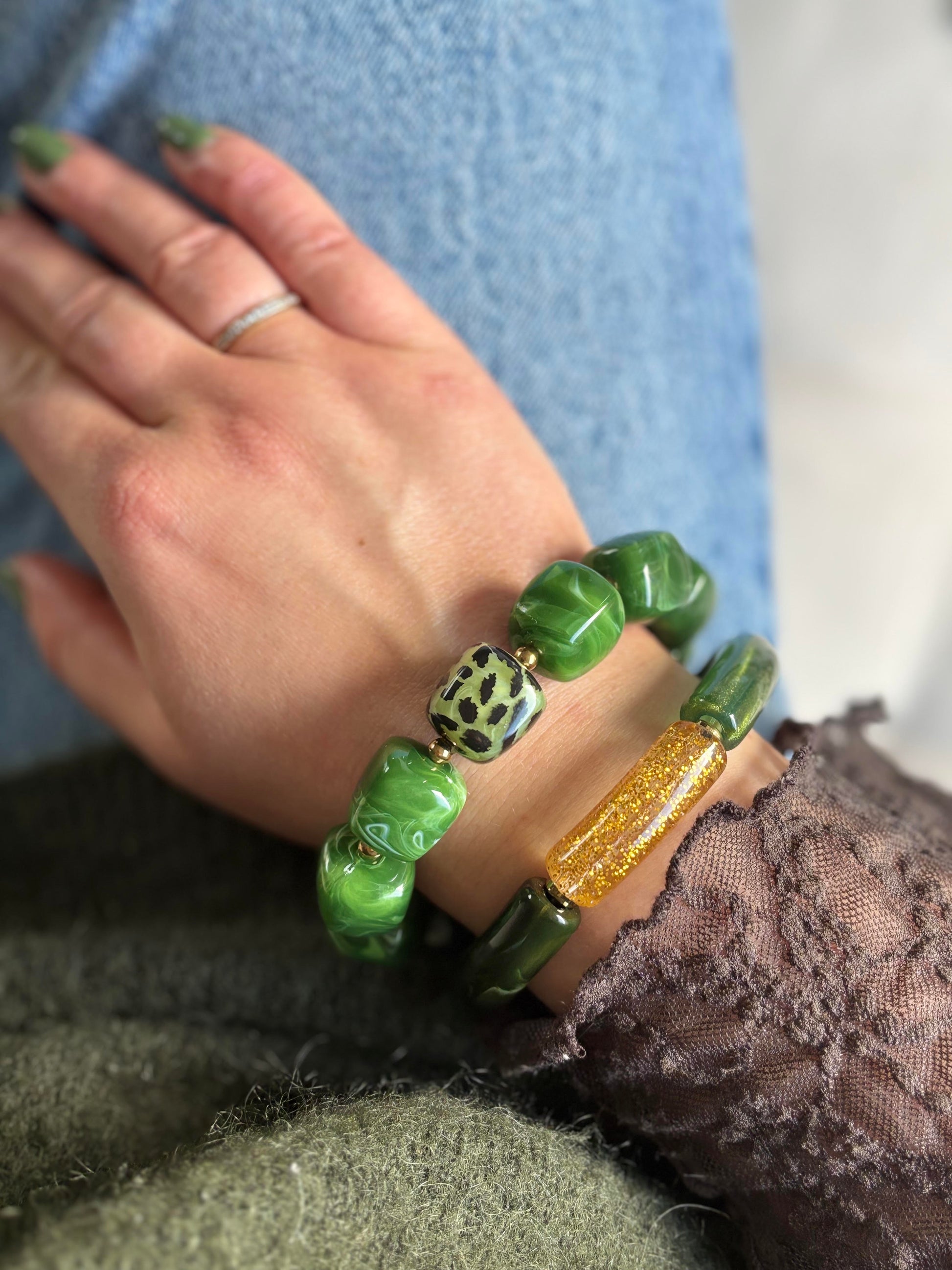 bracelet tube elastique vert à paillettes et doré - bijoux femme fait main