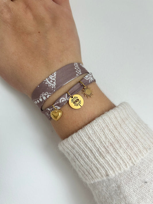 Bracelet bandana beige et breloques en acier inoxydable