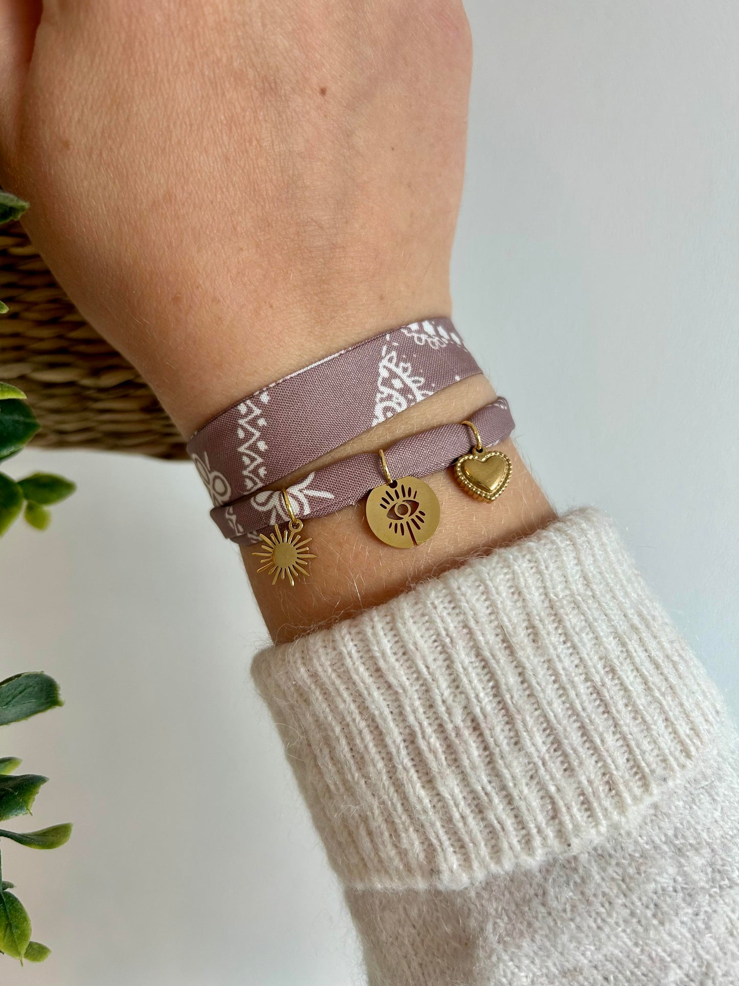 Bracelet bandana beige et breloques en acier inoxydable